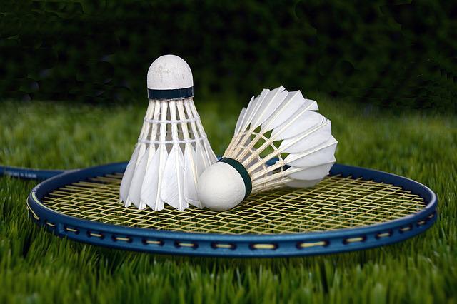 míčky a raketa na badminton